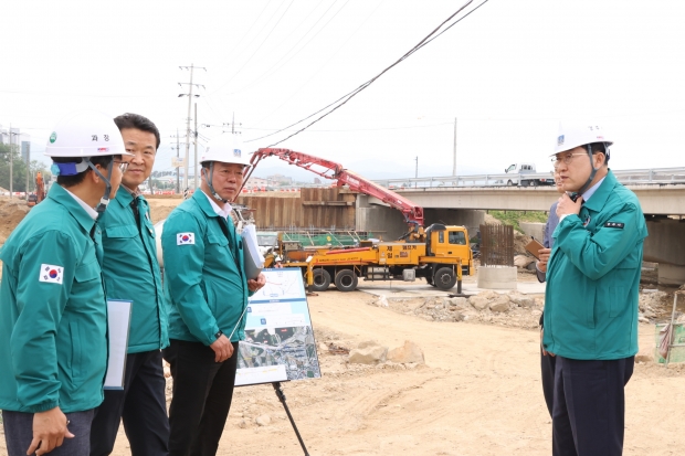 주낙영 경주시장이 2025 APEC 정상회의를 앞두고 기반시설 정비사업 현장을 찾아 공사 추진 상황을 점검하고 있다