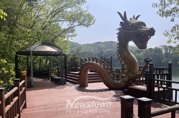 천장호 수변 산책로