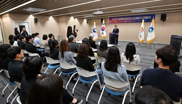 유정복 인천광역시장이 22일 재외동포웰컴센터에서 열린 '2026 세계한인비즈니스대회기 전달식' 인사말을 하고 있다.