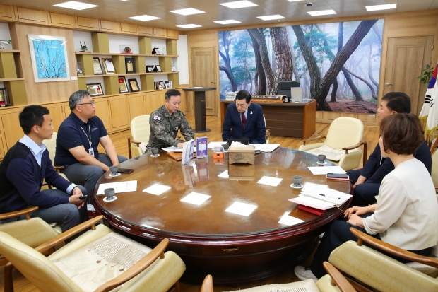 경주시는 20일 시청 대외협력실에서 ‘6.25전쟁 무공훈장 찾아주기 조사단’과 환담을 가졌다