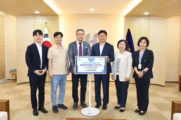전달식 단체사진(왼쪽부터 신용회복위원회 인천경기북부지역본부 박정욱 선임심사역, 신용회복위원회 부천지부 지부장, 신용회복위원회 인천경기북부지역 본부장 임채동, 부천시장.