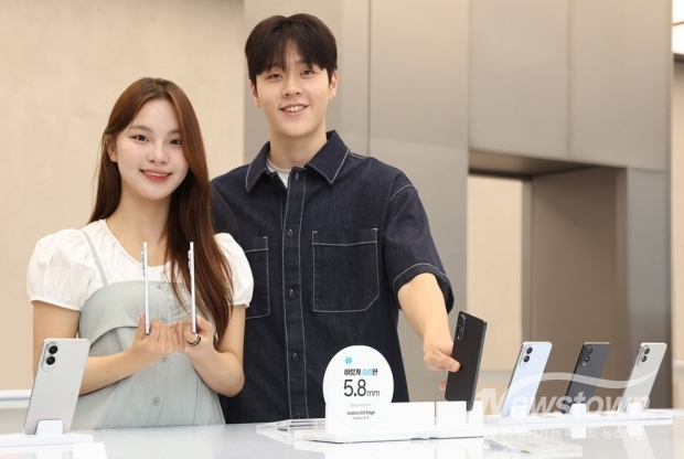 ‘삼성 강남’에서 ‘갤럭시 S25 엣지’의 163g 초경량 무게를 소개하는 모습 / 사진=삼성전자 제공