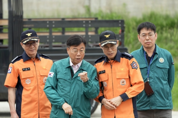 신상진 성남시장이 2025년 재난대응 안전한국훈련 현장에서 진행상황을 점검하고 있다.