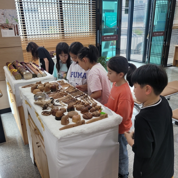 경주시는 지난 21일부터 23일까지 경주무형유산전수교육관에서 국가무형유산 전통장 기능보유자 김동학 명장의 작품전 공개행사를 개최했다.