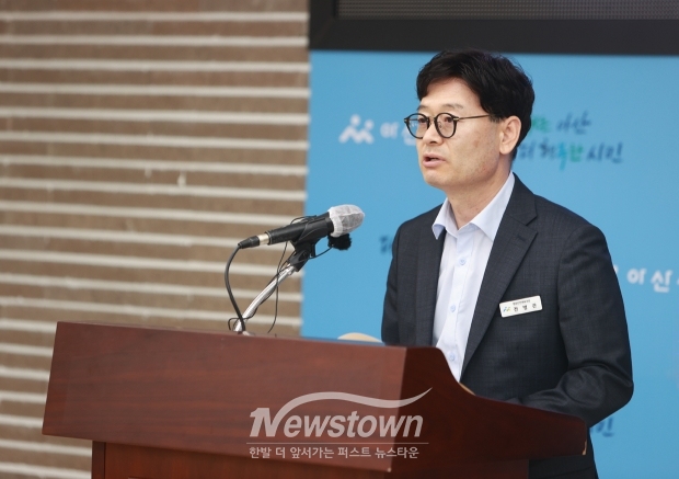 전병관 행정안전체육국장이 5월 27일 오전 10시 아산시청 상황실에서 열린 시정 브리핑을 통해 “2025년은 시정 정상화와 50만 자족도시 실현의 출발점”이라며 “안전, 체육, 행정 전반에서 실효성 있는 정책을 통해 시민 삶의 질을 높이겠다”고 밝혔다.