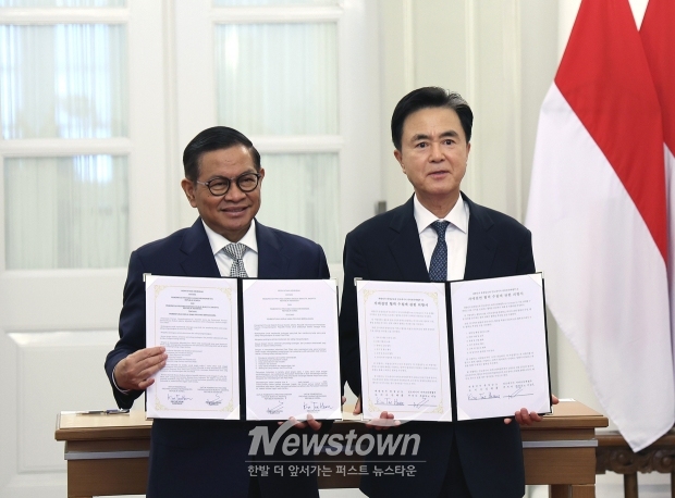 김태흠 충남도지사가 5월 27일 자카르타특별주 청사에서 프라모노 아눙 주지사와 ‘자매도시 협력 수립에 관한 의향서’를 체결했다.