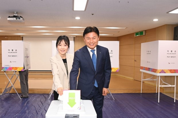 조용익 시장과 부인 박희성 여사가 사전투표소(부천시 원미구 심곡2동 행정복지센터)에서 제21대 대통령선거 사전투표에 참여했다.