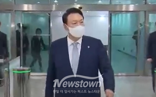 윤석열 대통령 용산 대통령실 출근길/채널A캡처