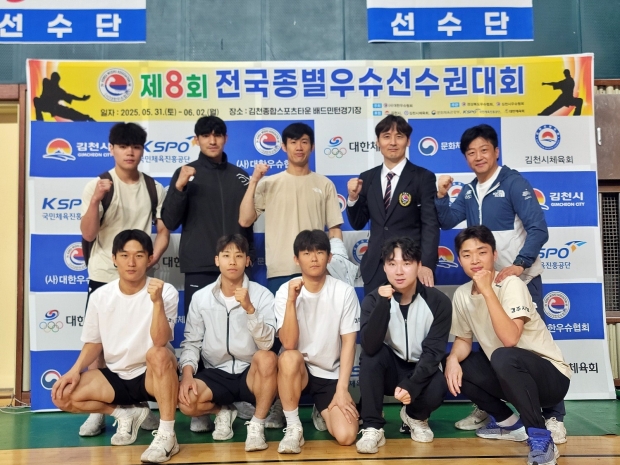 뒷줄 왼쪽부터 권대화, 장세영, 전성진 선수, 김정남 코치, 우승수 감독 앞줄 왼쪽부터 김동민, 백승훈, 강희찬, 윤동해, 서희성 선수