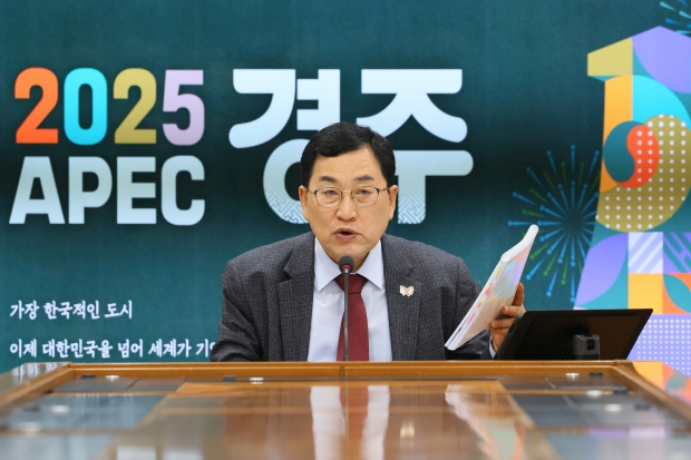 주낙영 경주시장이 9일 오전 시청 영상회의실에서 열린 국소본부장회의에서 새 정부 출범에 따른 경주시 대응 방향에 대해 발언하고 있다.