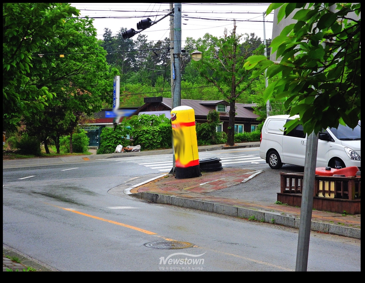 인도를 점령한 각종설치물과 자동차들