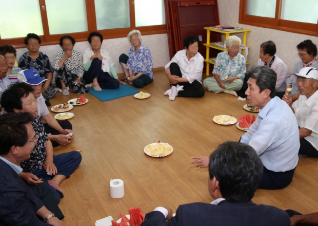 과거 폭염 당시 청하면의 경로당을 방문해 어르신들의 의견을 청취하고 있는 이강덕 포항시장.