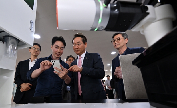 유정복 인천광역시장이 16일 갯벌타워에서 열린 'AI 기술 트랜드 세미나'에서 로봇카페 서비스 시연을 보고 있다