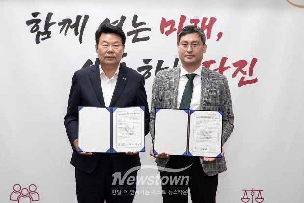 당진시가 지난 6월 16일 시청 접견실에서 (사)한국남생이보호협회와 합덕제 내 남생이 방생 및 생육환경 관찰을 위한 업무협약을 체결했다. 사진) 좌측부터 오성환 당진시장,