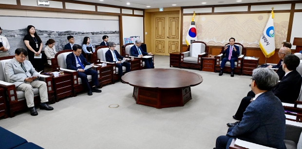 유정복 인천광역시장이 17일 시청 대접견실에서 열린 '인천 아이(i) 온밥 사업 추진을 위한 업무협약식'에서 협약을 마치고 김성령 (사)선한영향력가게 의장, 김하연 사회적기업 나눔비타민 대표와 기념촬영을 하고 있다.