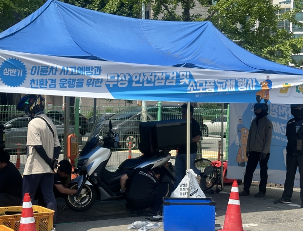 이륜차 안전점검 및 소모품 교체 현장 사진