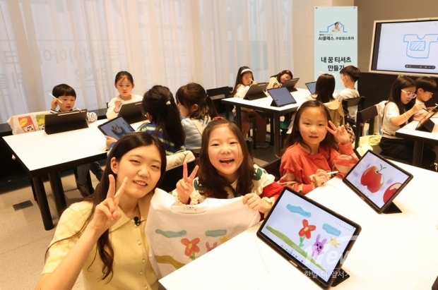 삼성스토어 대전에서 진행된 ‘갤럭시와 함께하는 AI 클래스 @삼성스토어’에서 아이들이 갤럭시 AI를 활용한 티셔츠 만들기를 체험하는 모습 / 사진=삼성전자 제공
