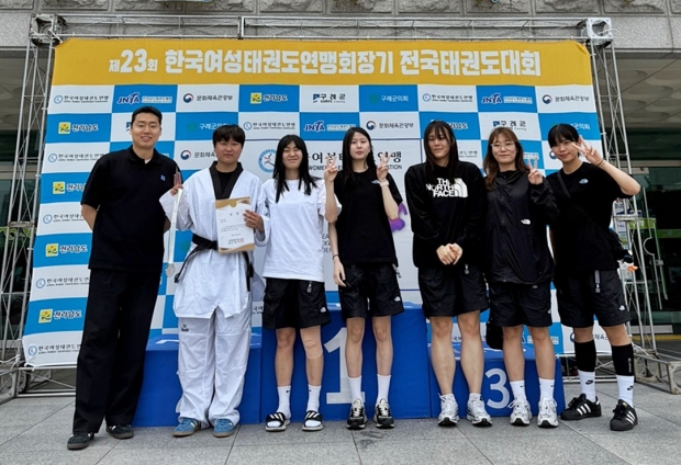 왼쪽부터 이상제 감독, 박주아, 황수진, 박수빈, 윤재은, 강다현, 김가현 선수