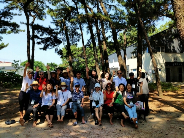 지난 18일 송도 솔밭길에서 진행된 맨발걷기 40선 상반기 강좌 마지막 수업 기념사진.