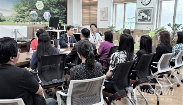 임태희 경기도교육감이 지난 27일 오후 화성반월초에서 화성반월초·중·고교 학부모대표와 열병합발전소 설치 반대와 관련한 간담회를 가지고 있다. /경기도교육청<br><br><br>