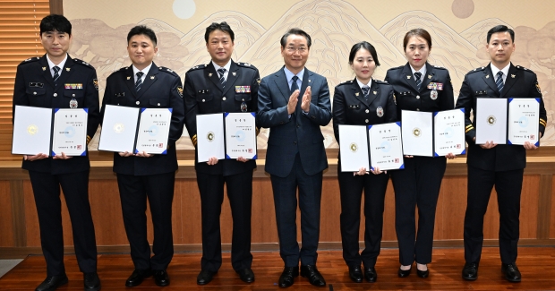 유정복 인천광역시장이 지난 6월 30일 시청 대접견실에서 열린 '자치경찰공무원 승진 임용식'에서 승진자들과 기념촬영을 하고 있다.
