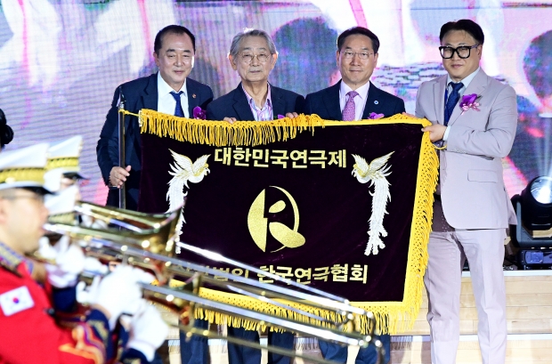 유정복 인천광역시장이 5일 중구 상상플랫폼에서 열린 '제43회 대한민국연극제 인천 개막식'에서 개막선언을 하고 있다.