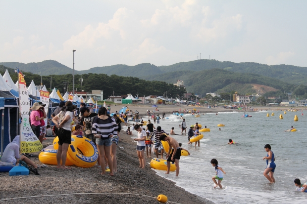 나정고운모래해변에 모인 시민과 관광객들이 바다에서 물놀이를 하며 한여름의 정취를 만끽하고 있다.