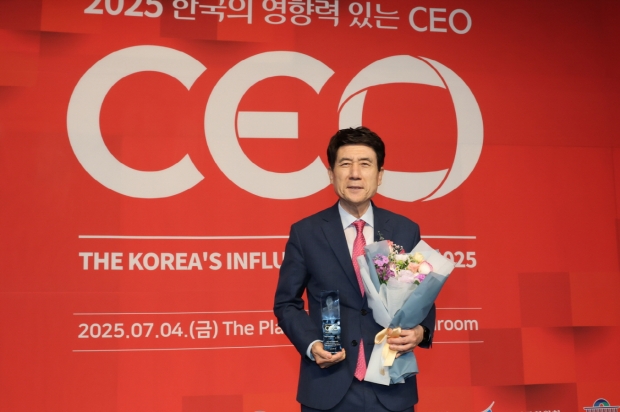 지난 4일 서울 더플라자 호텔에서 열린 ‘2025 한국의 영향력 있는 CEO’ 시상식에서 이강덕 포항시장이 이차전지 명품도시경영 분야 대상을 수상했다