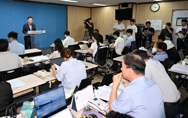 김성훈 인천환경공단 이사장이 지난 8일 시청 브리핑룸에서 계양구 차집관로 GIS(지리정보시스템) 구축용역 맨홀사고 관련 언론브리핑을 하고 있다.