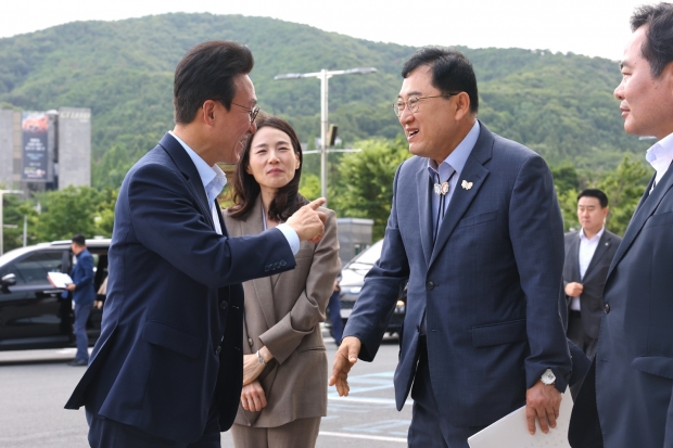 김민석 국무총리(왼쪽)가 11일 오전 HICO에 도착해 주낙영 경주시장과 인사를 나누고 있다.