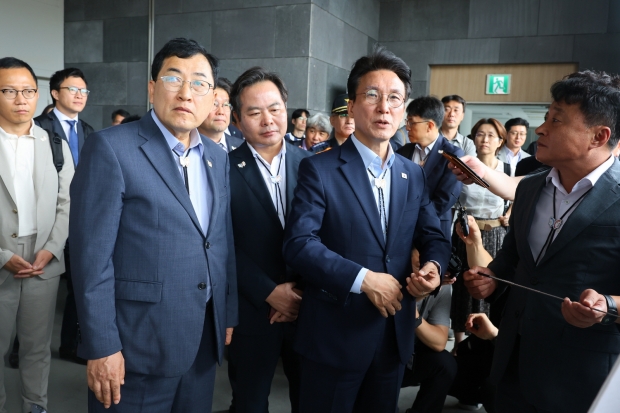 11일 오전 2025 APEC 정상회의 준비 현장을 점검한 뒤, 김민석 국무총리와 주낙영 경주시장이 관계자들과 함께 브리핑을 받고 있다