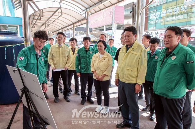지난 7월 27일 기록적인 집중호우로 큰 피해를 입은 당진전통시장을 한성숙 중소벤처기업부 장관(사진/중앙)이 긴급 방문해 복구 현황을 점검했다. 한 장관은 “오늘 건의된 사항은 중기부 소관은 직접 챙기고, 타 부처 소관은 적극 협의해 소상공인이 신속히 회복할 수 있도록 지원체계를 마련하겠다”고 밝혔다.