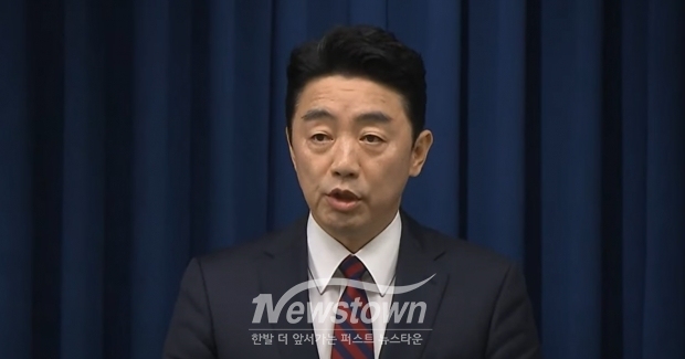 강훈식 대통령비서실장이 24일 대통령실 청사에서 열린 수석·보좌관 회의 등과 관련 브리핑을 하고 있다/YTN 캡처