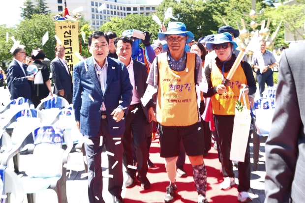 28일 경주화백컨벤션센터(HICO) 광장에서 주낙영 경주시장이 도보 종주를 마친 이범식 박사와 함께 입장하고 있다.