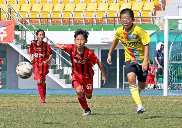 지난해 열린 화랑대기 전국 유소년 축구대회에서 참가 선수들이 무더위와 빗속에서도 치열한 경합을 펼치고 있다.