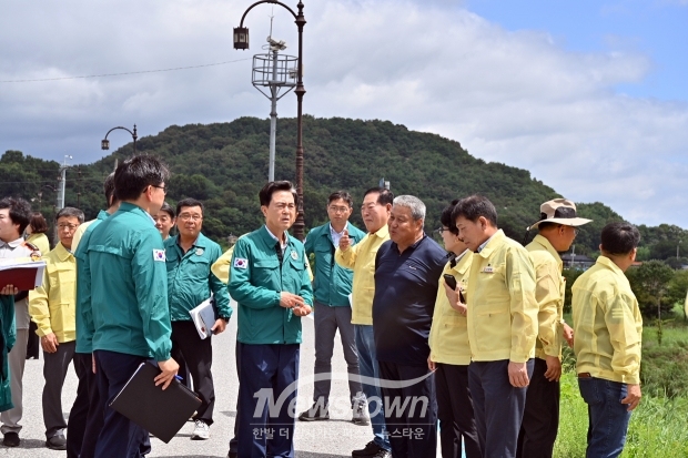 김태흠 충남도지사, 부여 나복 배수장 현장 점검