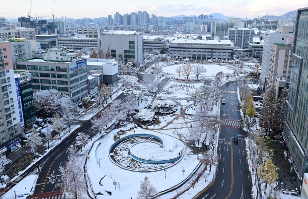 인천광역시청 청사 눈내린 날 전경