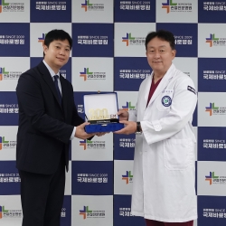 좌측부터 메디포스트(주) 황준식 마케터, 국제바로병원 정진원 병원장)<br>