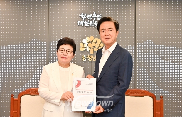 김태흠 충남도지사(사진/우측)가 8월 11일 충남도청 접견실에서 임이자 국회 기획재정위원회 위원장(사진/좌측)을 만났다. 이 자리에서 김 지사는 예타 대상 사업 기준 상향, 수해 피해 지방하천·소하천에 대한 개선복구 사업비 반영 지원 등을 요청했다.