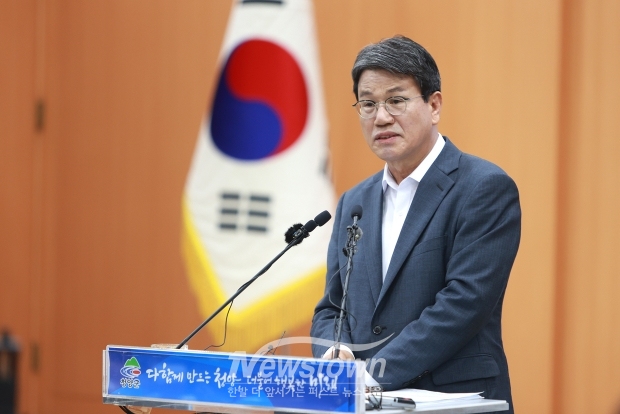 김돈곤 청양군수가 8월 14일 오전 10시 청양군청 대회의실에서 기자 브리핑을 열고 지천댐 건설에 대한 군의 공식 입장과 충남도의 추경 예산 삭감 조치에 대해 강한 유감을 표명했다. 또 환경부에 댐 건설 정책 방향의 조속한 결정을 촉구했다.
