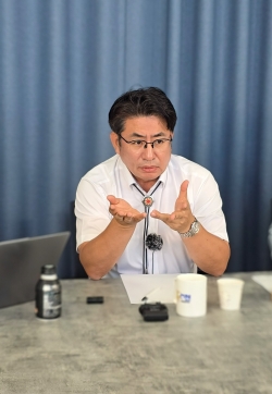 박종진 위원장이 인터뷰를 하고 있다. <br>