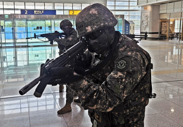 육군 제50사단 화랑여단 장병들이 19일 KTX경주역에서 열린 ‘2025 UFS/TIGER 합동 대테러 훈련’에서 총기를 겨눈 채 테러범 수색 작전을 펼치고 있다.