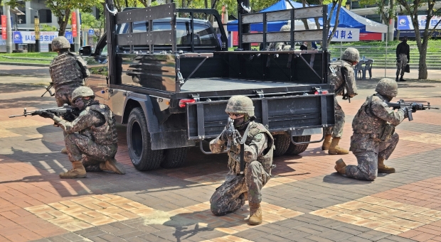 육군 제50사단 화랑여단 장병들이 19일 경주역 광장에서 열린 ‘2025 UFS/TIGER 합동 대테러 훈련’에서 테러범을 제압하기 위해 포위 진압 작전을 펼치고 있다.