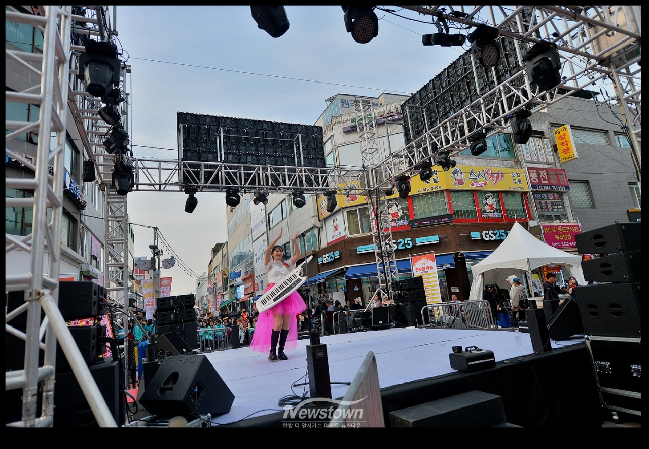 만두축제가 열리는 원주시 중앙로 현장을 돌아보다