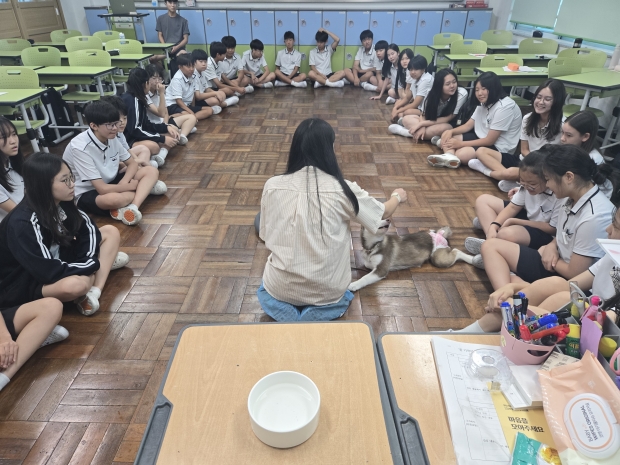 허소연 대표강사가 교감 활동 시범을 보이고 있다