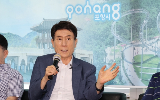 이강덕 포항시장은 27일 시청 브리핑룸에서 지역균형발전을 선도할 산업·주거·복지 융합형 통합 주거복지모델 구축 관련 기자간담회를 가졌다.