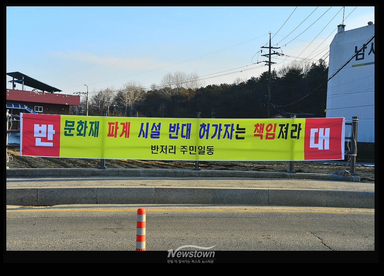 마을진입로의 상태와 은행나무의 각 다른계절 사진