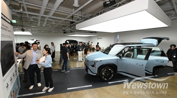 EV5 미디어데이 행사장에서 미디어들이 취재하는 모습 /사진=기아 제공  <br>