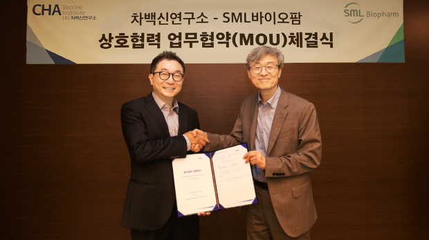 차백신연구소 한성일 대표(왼쪽)와 SML바이오팜 남재환 대표가 MOU 후 기념 사진을 촬영하고 있다