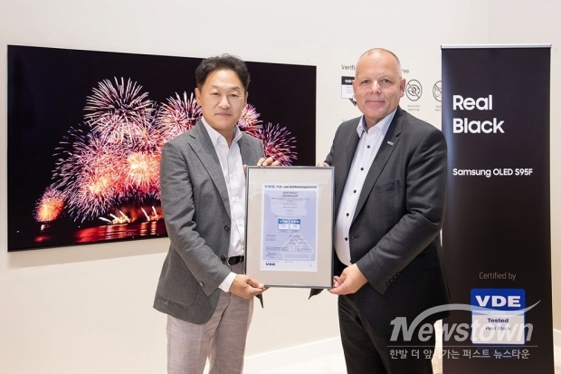  삼성전자 설훈 독일 CE Division장(왼쪽)과 안스가르 힌즈(Ansgar Hinz) VDE CEO(오른쪽)가 지난 5일 독일 베를린 IFA 2025 삼성전자 행사장에서 진행된 리얼 블랙 인증 수여식에서 기념 촬영을 하고 있다. / 사진=삼성전자 제공 <br>
